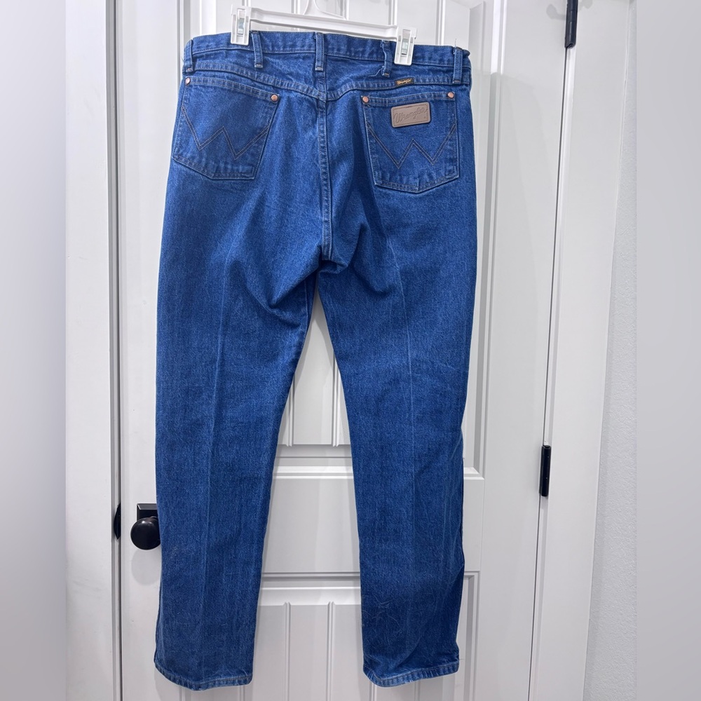 Wrangler Straight Leg Jeans in Deep Blue - Picture 3 of 3